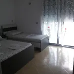 Apartamente-danaj Radhime Lägenhet *