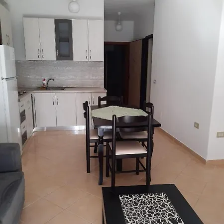 Apartamente-danaj Radhime Lägenhet *